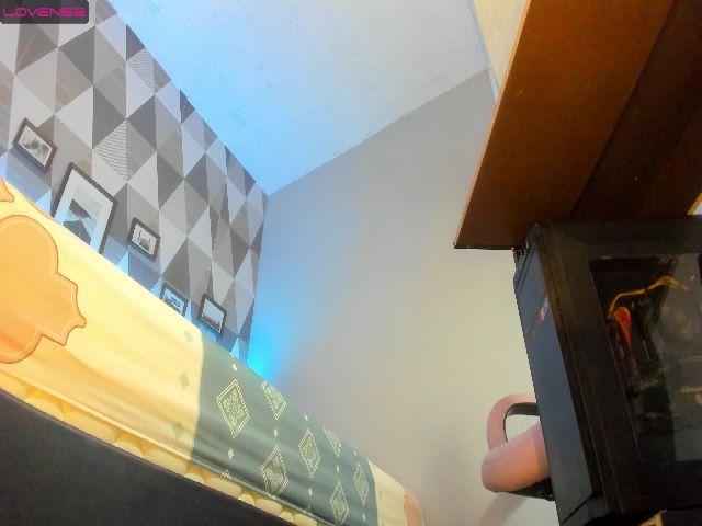 Live sex webcam photo for little_emy #273914030