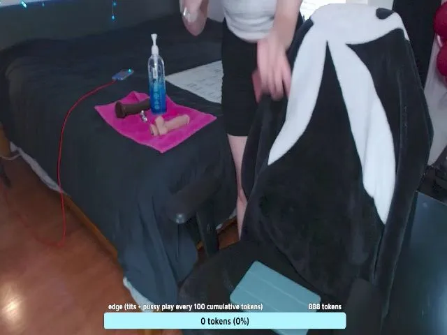 Live sex webcam photo for moonlitfox #272242335