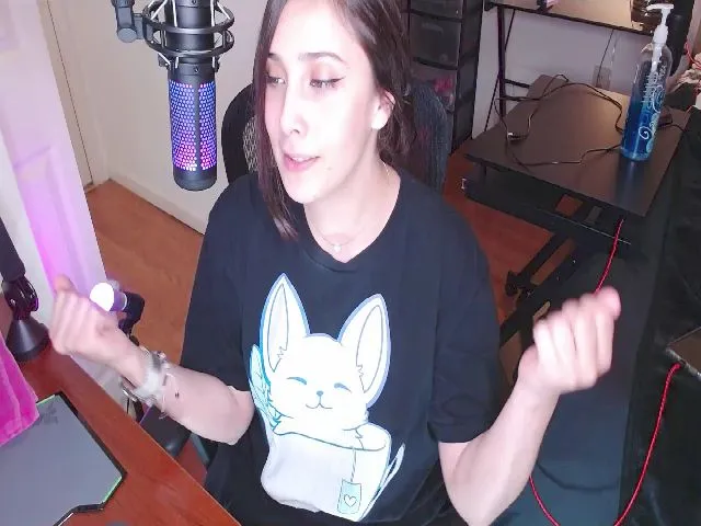 Live sex webcam photo for moonlitfox #273733197