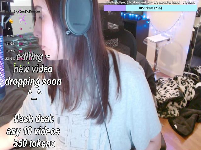 Live sex webcam photo for moonlitfox #274214031