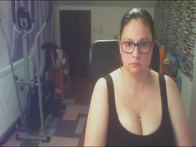 Live sex webcam photo for newhellen4u #274015593