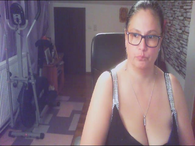 Live sex webcam photo for newhellen4u #274313295