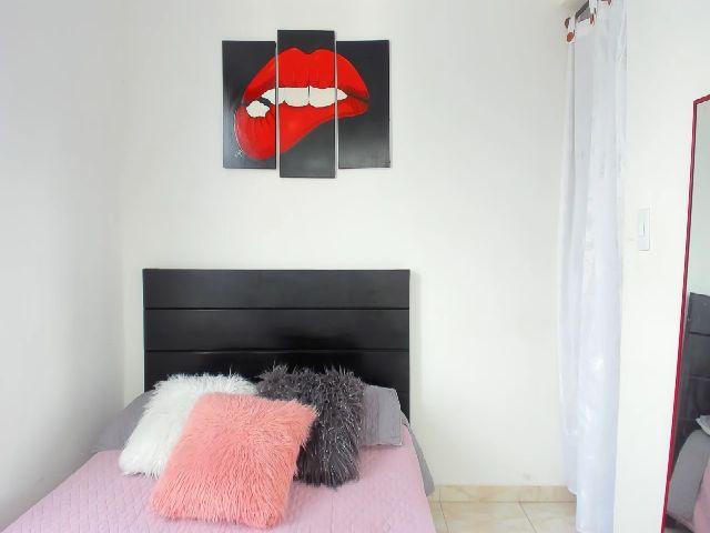 Live sex webcam photo for saracruz1 #272896335
