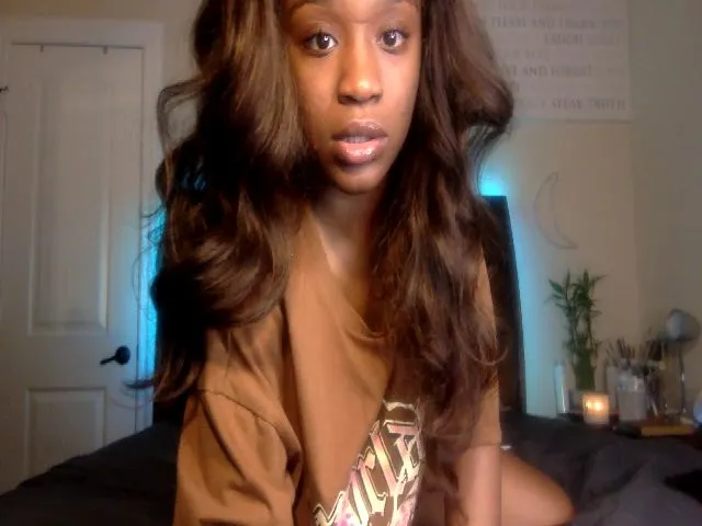 Live sex webcam photo for sexyyliyahh #273408583