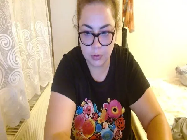 Live sex webcam photo for shycurvymom #273595245