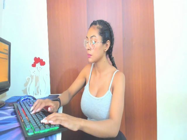 Live sex webcam photo for sophiiaaxx #271945785