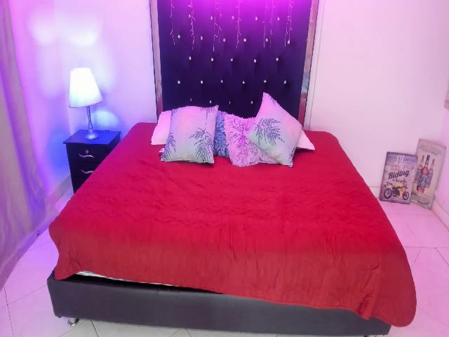 Live sex webcam photo for sophiie_fox #272913997