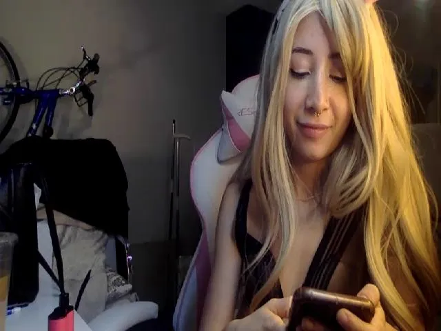 Live sex webcam photo for tinyblondie98 #272310626