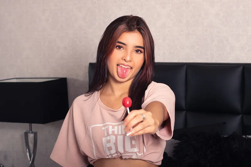 Live sex webcam photo for GinaDuran #2356240