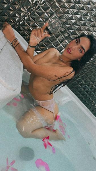 Live sex webcam photo for IzzySmith #2386077