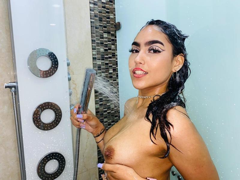 Live sex webcam photo for IzzySmith #2304456