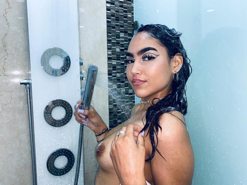 Live sex webcam photo for IzzySmith #2304455