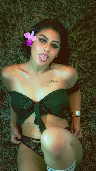 Live sex webcam photo for NicolettSampoli #2436170