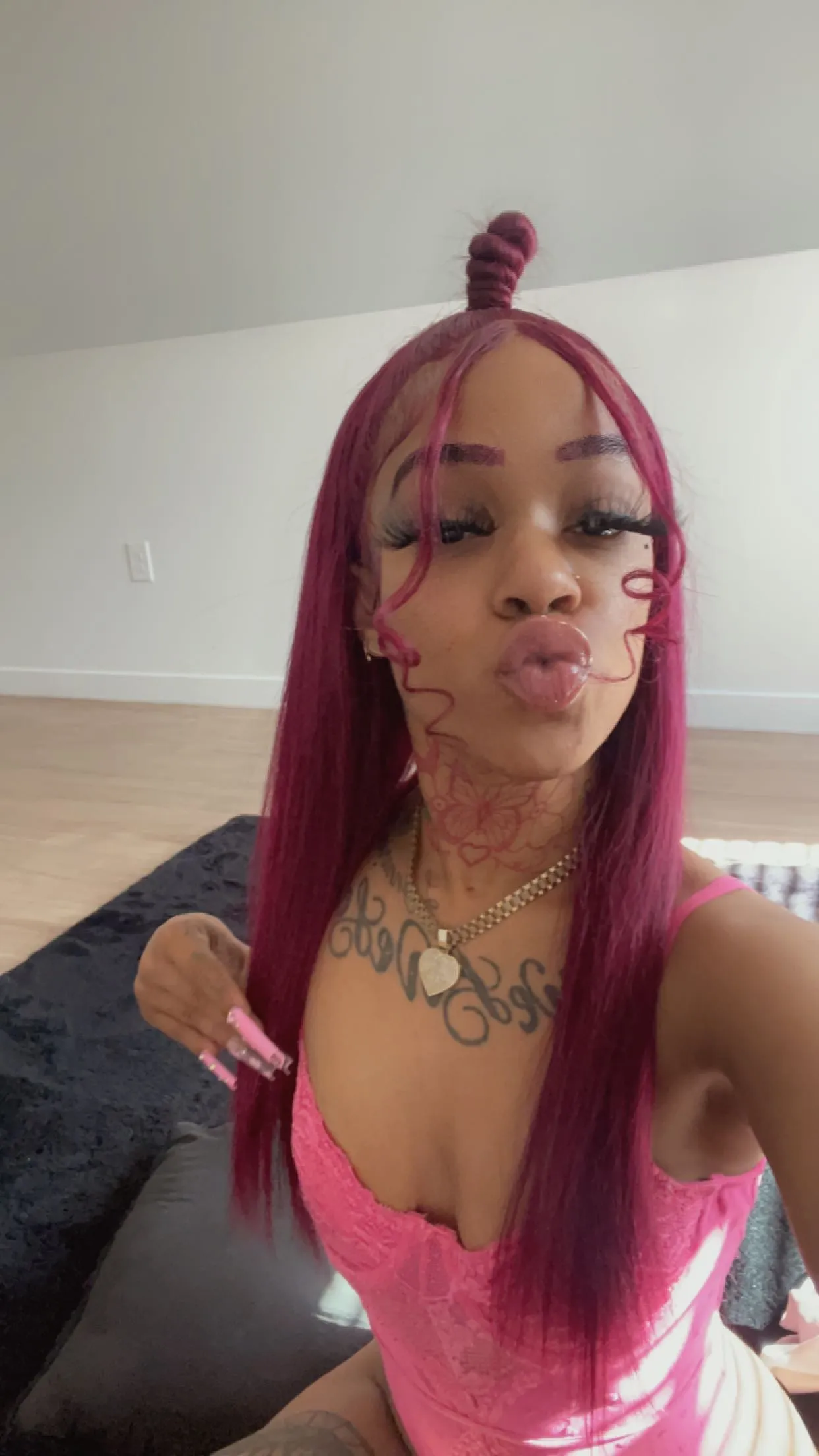 Live sex webcam photo for QueeenJ #7904018