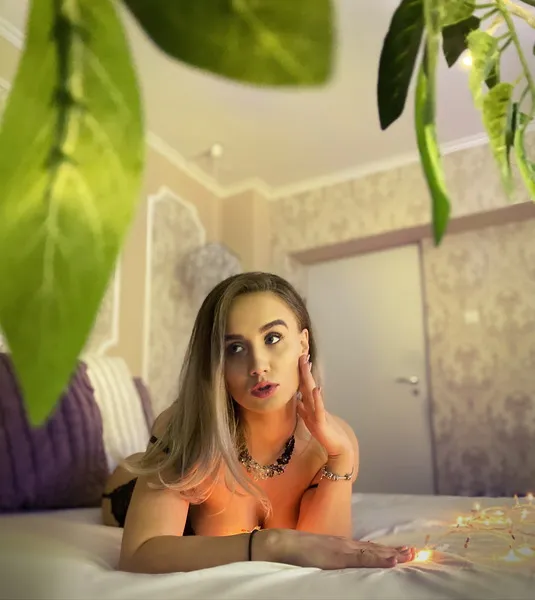 Live sex webcam photo for SophieBellee #2574162