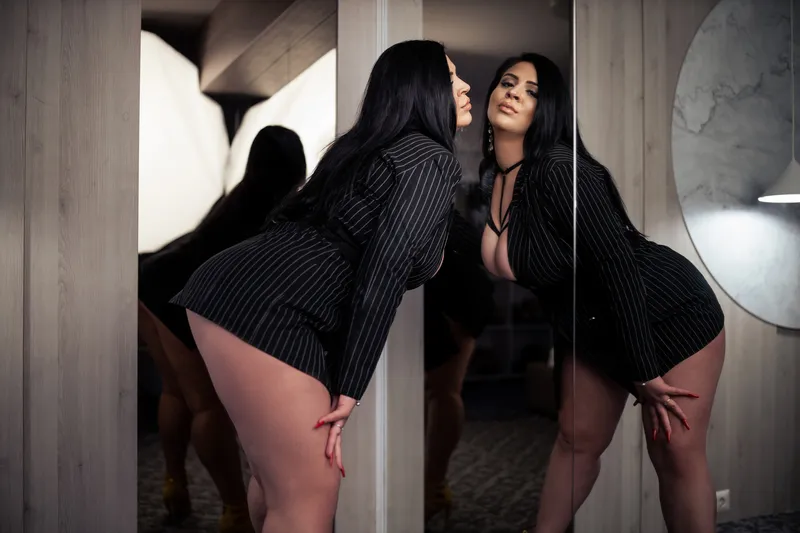 Live sex webcam photo for MiaRow #2549579