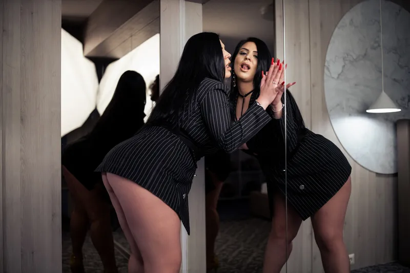 Live sex webcam photo for MiaRow #2549582