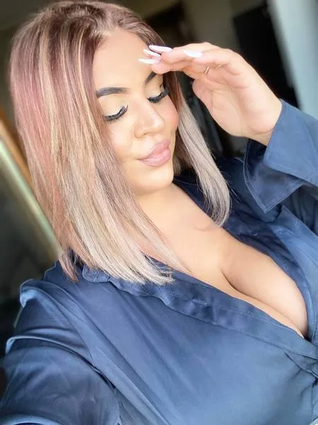 Live sex webcam photo for MiaRow #3446195