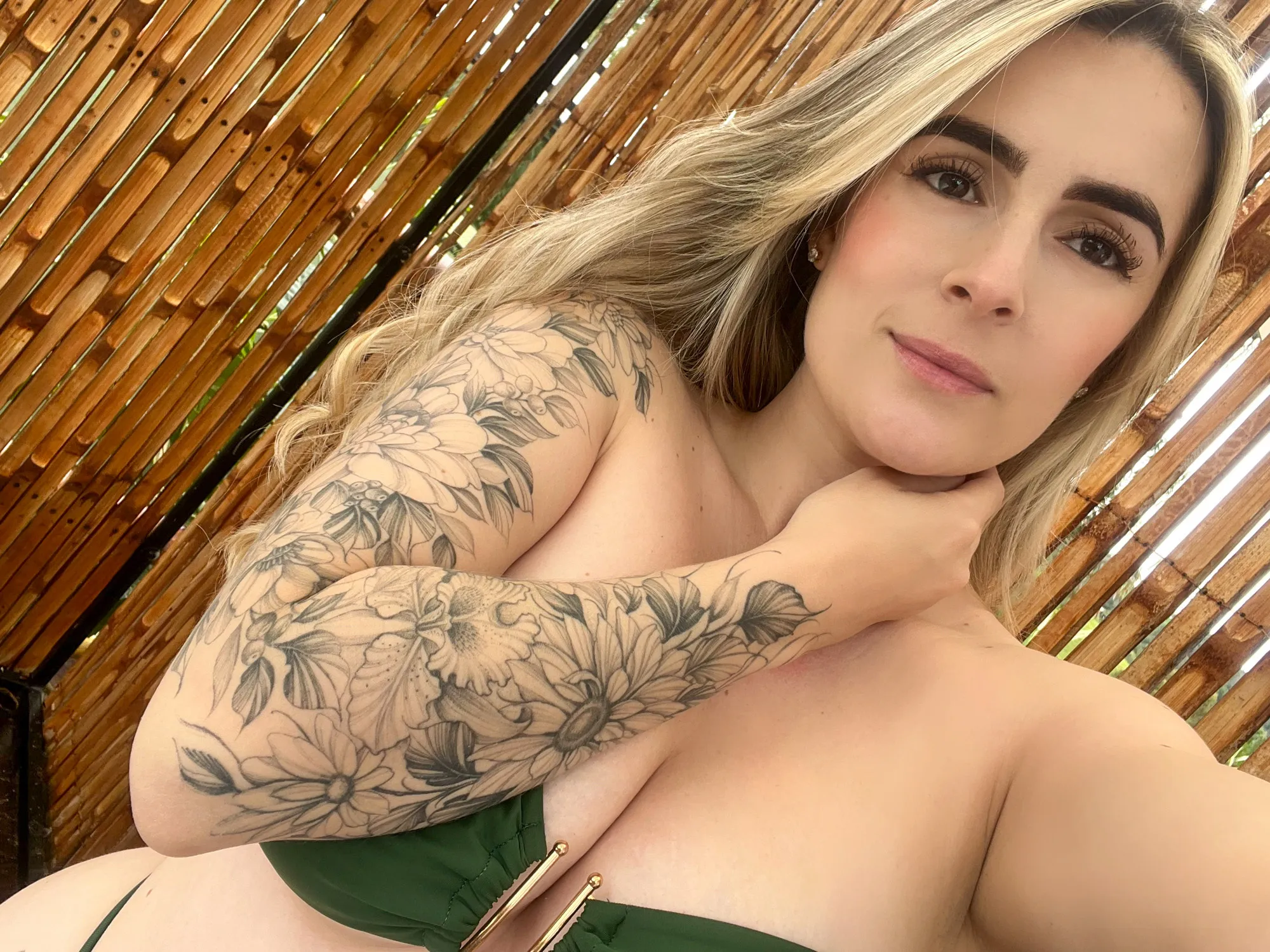 Live sex webcam photo for AinhoaBaker #7891470