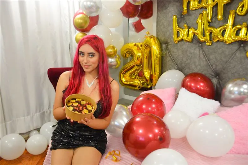 Live sex webcam photo for YvonneSheeran #2711574
