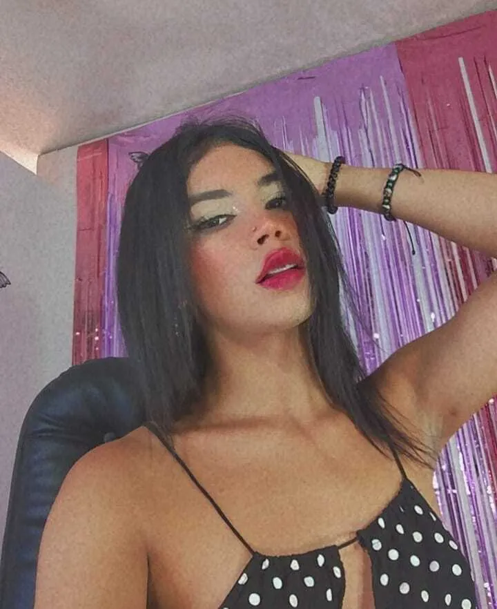 Live sex webcam photo for AlahiaRodriguez #7937492