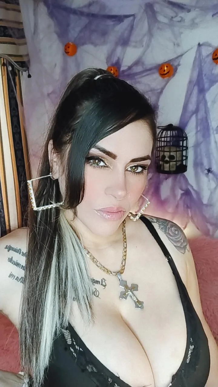 Live sex webcam photo for ChelaQueen18 #8407495