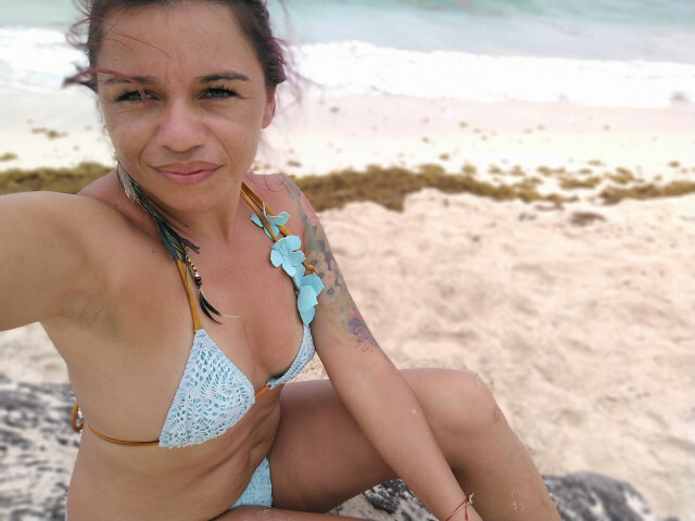 Live sex webcam photo for Violeetaaa #2736338