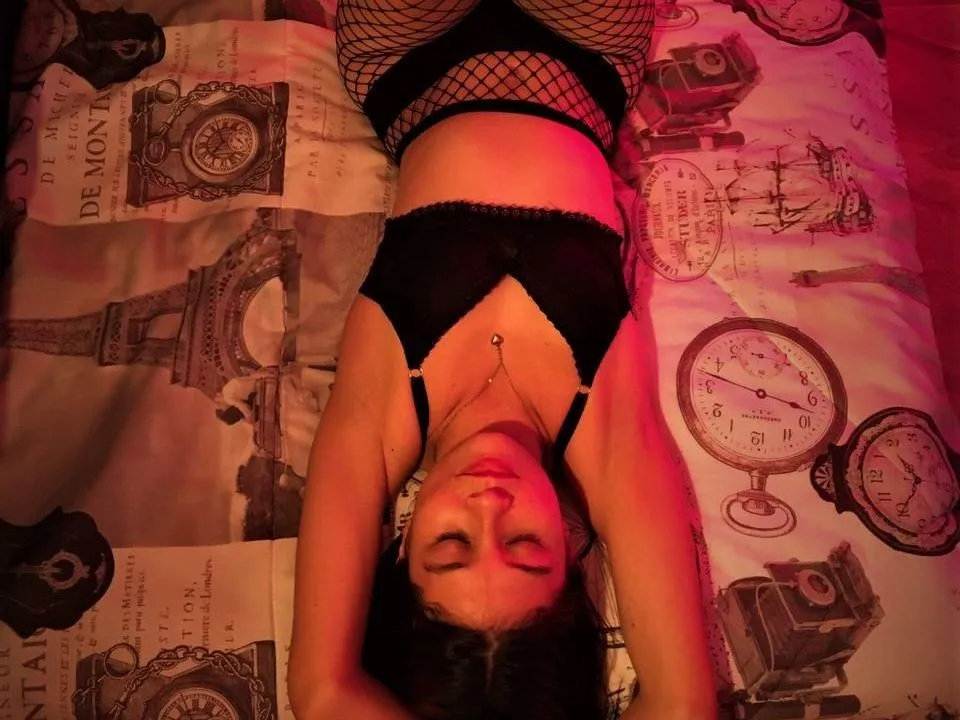 Live sex webcam photo for MIAHOT0518 #3262270