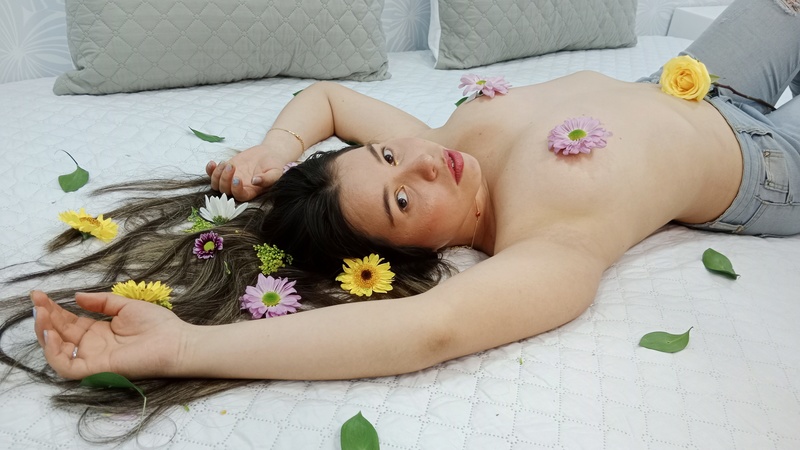 Live sex webcam photo for MartinaYounng #3122626