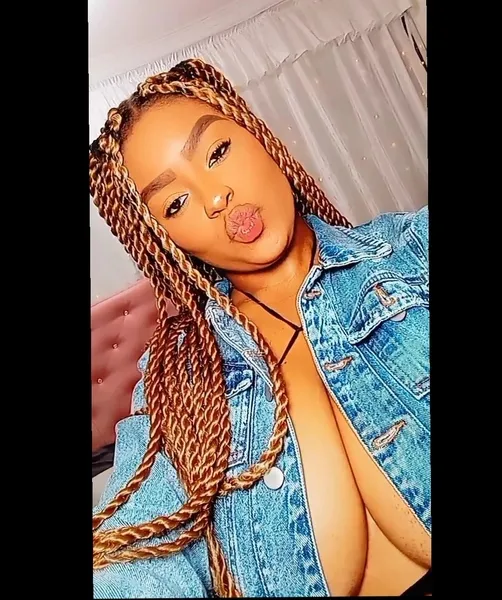 Live sex webcam photo for NahomiiQueen #3301989