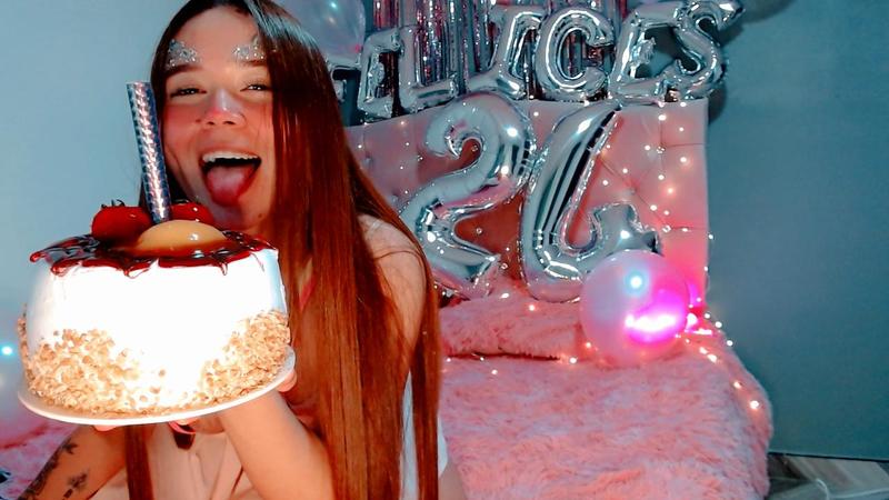 Live sex webcam photo for YelenaRoses18 #3319901