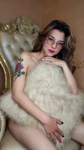 Live sex webcam photo for AlizRouse #2780393