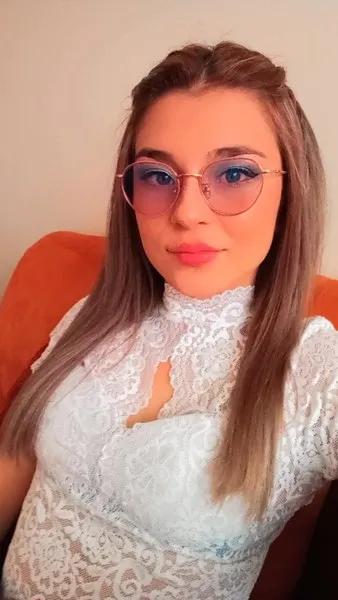 Live sex webcam photo for AlizRouse #2780416