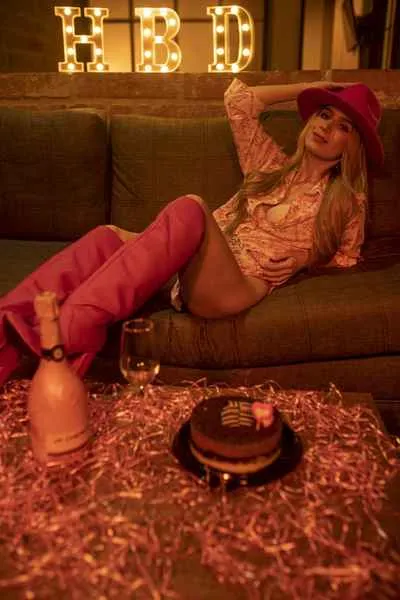 Live sex webcam photo for SarahRoux #3216449