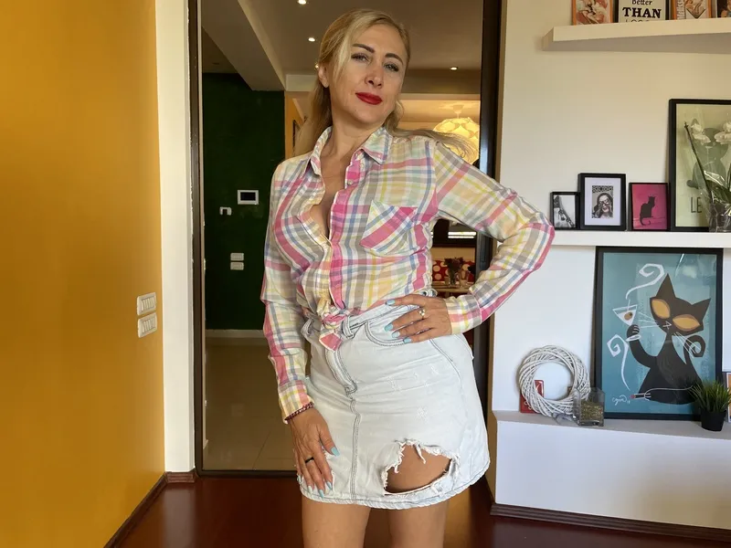 Live sex webcam photo for SarrahMature69 #3569152