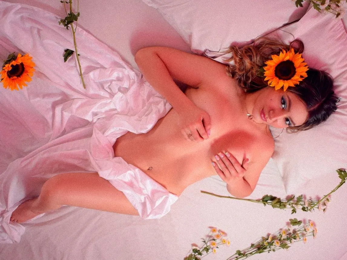 Live sex webcam photo for AnniieLeoni #3413200