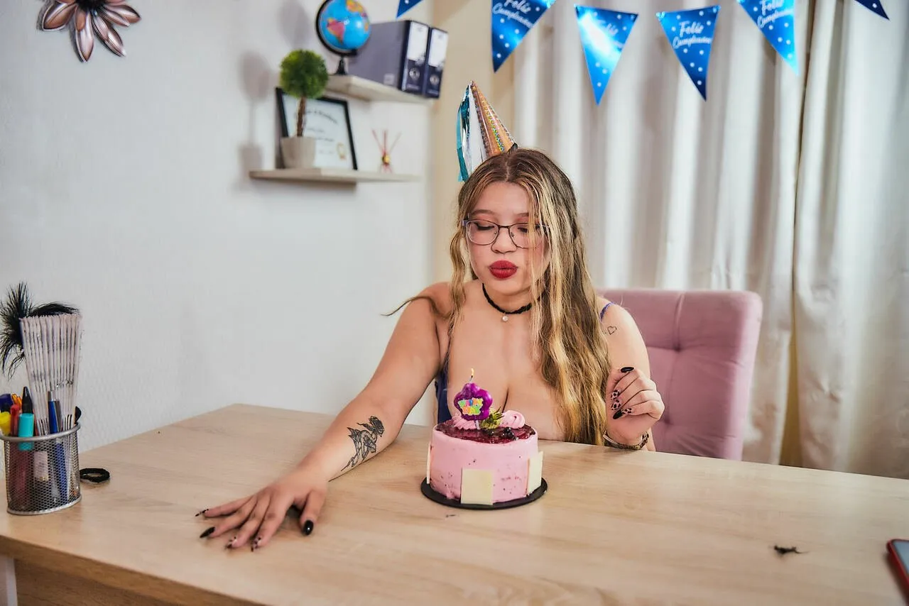 Live sex webcam photo for ashleygaia18 #7163881