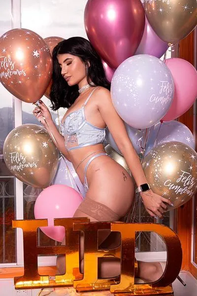 Live sex webcam photo for kendallroux #3469729