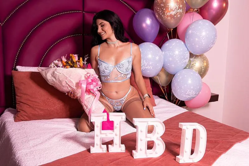 Live sex webcam photo for kendallroux #3469728