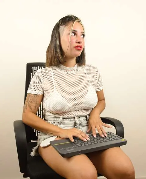 Live sex webcam photo for CarolineBroke #3073689