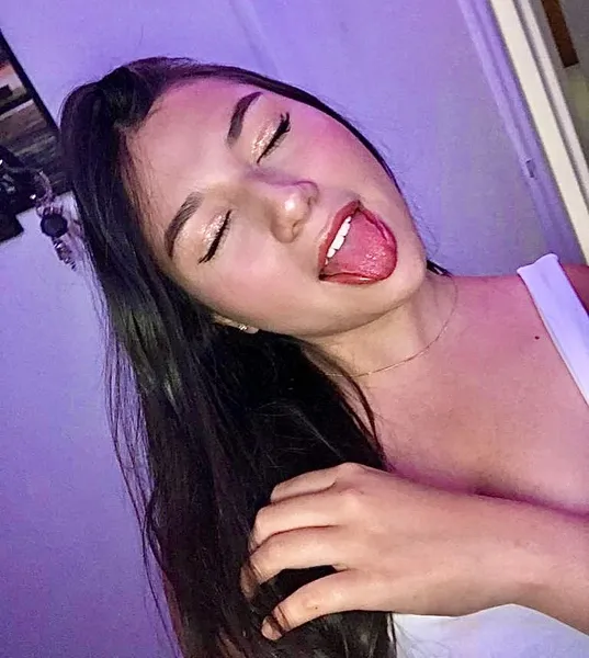 Live sex webcam photo for MikaelaStone #3009689