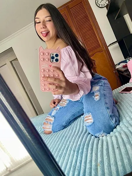 Live sex webcam photo for MikaelaStone #3009710