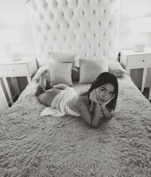 Live sex webcam photo for MollyBonnucci #3245009