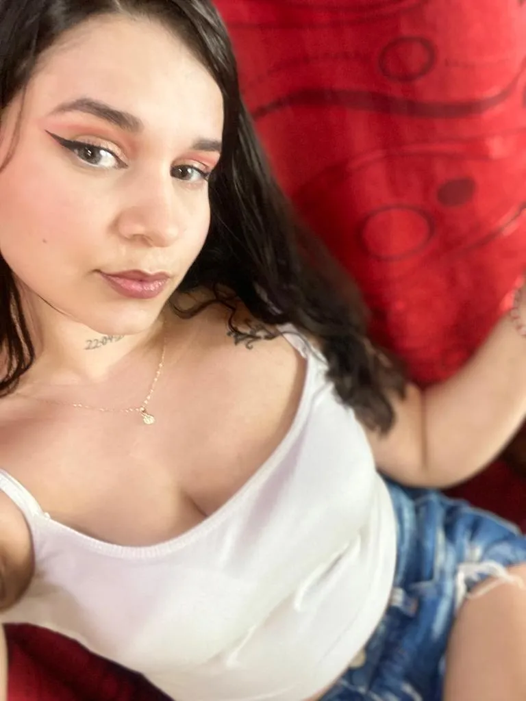 Live sex webcam photo for emilyhot079 #7236800