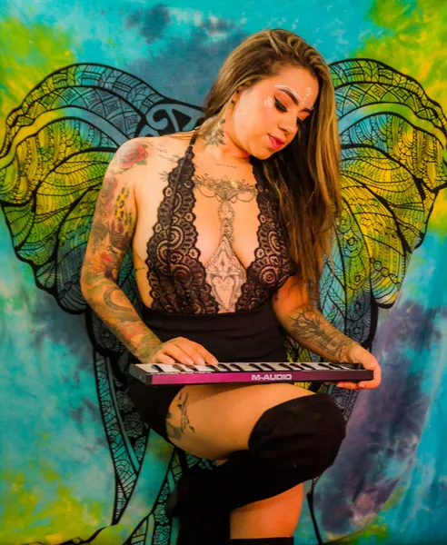 Live sex webcam photo for EmilyJhones #3199713