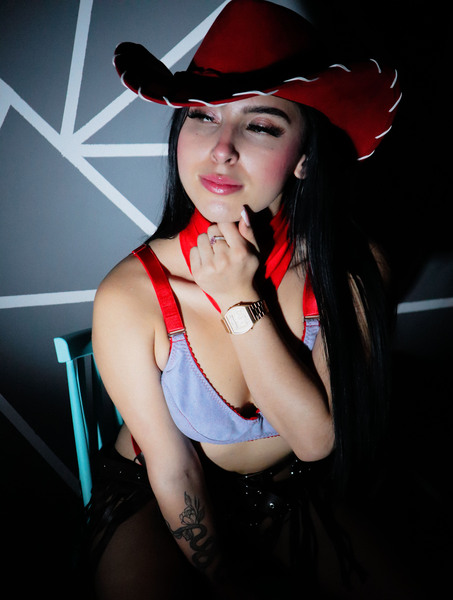 Live sex webcam photo for KarolinaHot69 #6996484