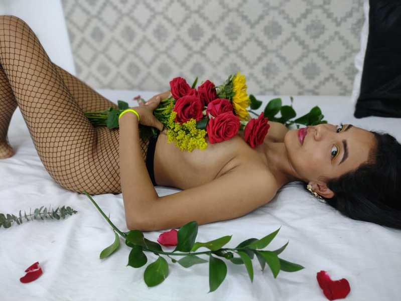 Live sex webcam photo for LunaJonnes #3284400