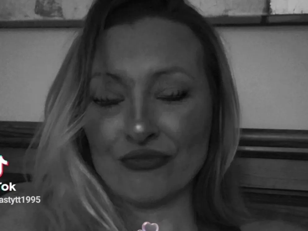 Live sex webcam photo for MonaTtWet #3179832