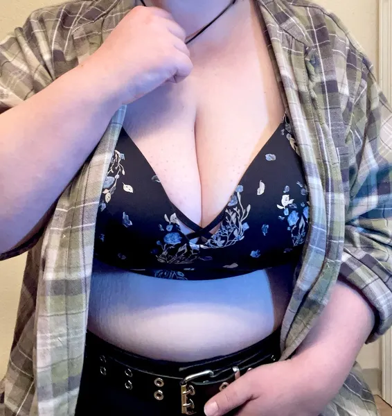 Live sex webcam photo for bigtittygothwife #3263861