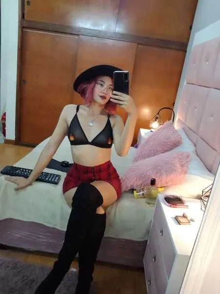 Live sex webcam photo for ELLATHOMPONS #3153624